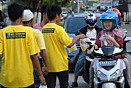 Sejumlah anggota Mitman membagi-bagikan hidangan takjil gratis bagi warga Tenggarong, Sabtu (13/08) kemarin