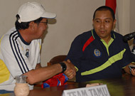 Pelatih Persidafon Fredy Mulli menerima ucapan selamat dari Manajer Tim Mitra Kukar H Fahmi dalam jumpa pers usai pertandingan