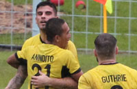 Pemain Mitra Kukar merayakan gol yang dicetak Fernando Rodriguez