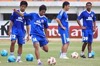 Para pemain Mitra Kukar saat menjajal lapangan di Stadion Segiri, Samarinda, tadi sore
