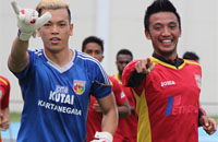 Gerri Mandagi dan Bayu Pradana ikut serta dalam lawatan ke kandang Sriwijaya FC 