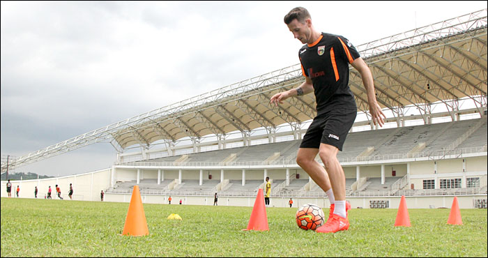 Jorge Gotor hanya menjalani latihan ringan di Stadion Aji Imbut setelah tiba di Tenggarong sehari sebelumnya