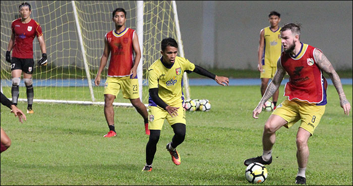 Pemain Mitra Kukar saat melakukan latihan di Stadion Aji Imbut jelang keberangkatan ke Magelang