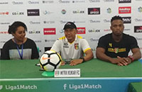 Pelatih Mitra Kukar Rahmad Darmawan didampingi Maurucio Leal pada sesi jumpa pers