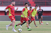 Danny Guthrie menggiring bola dalam sesi latihan di Stadion Dipta, Gianyar