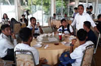 CEO Mitra Kukar Endri Erawan bersama para pemain saat berada di salah satu restoran seafood di Singapura