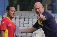 Pelatih Mitra Kukar Rafael Berges Marin memberikan arahan kepada Atep