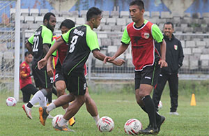 Persiapan akhir tim Mitra Kukar di Stadion Rondong Demang kemarin pagi sebelum menghadapi Martapura FC