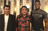CEO Mitra Kukar Endri Erawan (tengah) usai bertemu dengan Mauricio Leal dan agennya di Jakarta, Kamis (30/11) malam