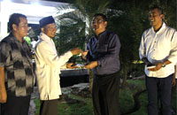 CEO Mitra Kukar Endri Erawan menyerahkan santunan kepada pengurus Ponpes Hidayatullah Loa Kulu