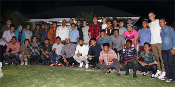Para pemain, ofisial dan manajemen Mitra Kukar foto bersama di acara Halal Bihalal yang digelar di Tenggarong, Kamis (14/07) malam 