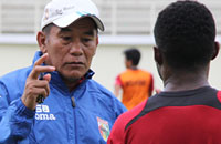 Pelatih Mitra Kukar Subangkit saat memberikan arahan kepada pemainnya