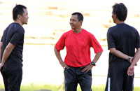 Jafri Sastra bersama dua asisten pelatih Mitra Kukar Joice Sorongan dan Sukardi