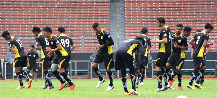 Para pemain Mitra Kukar melakukan pemanasan saat uji lapangan di Stadion Utama Gelora Bung Karno, Jakarta, Sabtu (23/01) pagi