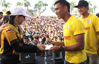Kapten tim Zulkifli Syukur didampingi Rizky Pellu menerima secara simbolis bonus Rp 1 miliar dari Bupati Kukar Terpilih Rita Widyasari