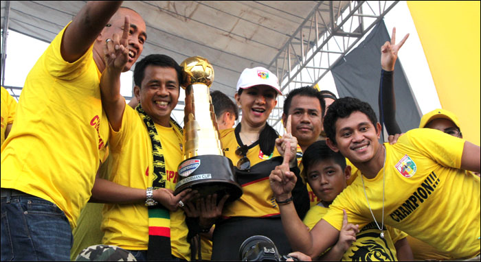 Bupati Kukar Terpilih Rita Widyasari dan pelatih Jafri Sastra bersama tim dan ofisial Mitra Kukar dengan bangga mengangkat trofi Piala Jenderal Sudirman 2015/2016