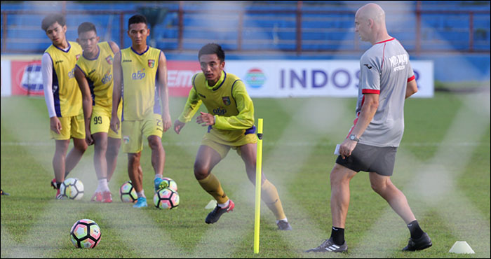 Pelatih Mitra Kukar Rafael Berges Marin (kanan) bersama Bayu Pradana dkk ketika memimpin latihan resmi di Stadion Andi Mattalata, Makassar, Sabtu (05/05) sore