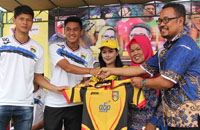 Manajemen Mitra Kukar diwakili Ria Handayani didampingi Septian David Maulana dan Dedi Gusmawan menyerahkan jersey Mitra Kukar kepada pihak sekolah SMKN 2 Tenggarong