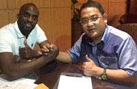 Momo Sissoko saat menandatangani kontrak bersama CEO Mitra Kukar Endri Erawan di Jakarta
