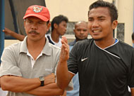 Pelatih Mitra Kukar H Mustaqim (kiri) tak bisa berbuat banyak atas ancaman mogok tanding Agung Prasetyo dkk
