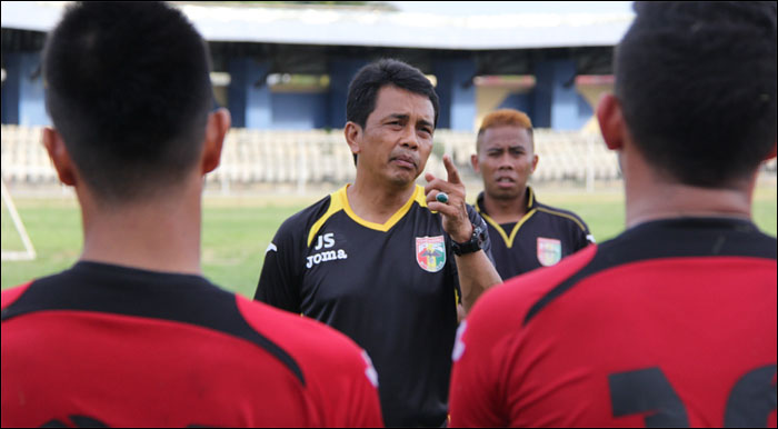 Pelatih Mitra Kukar Jafri Sastra meminta timnya melupakan status juara PJS dan fokus menghadapi turnamen Piala Gubernur Kaltim 