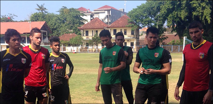 Para pemain Mitra Kukar masih bertahan di Bali usai melakoni laga terakhir Grup B PJS 2015