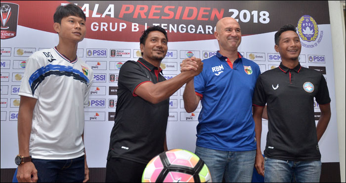 Pelatih Martapura FC Isnan Ali dan pelatih Mitra Kukar Rafael Berges berjabat tangan pada sesi jumpa pers di Stadion Aji Imbut, Selasa kemarin