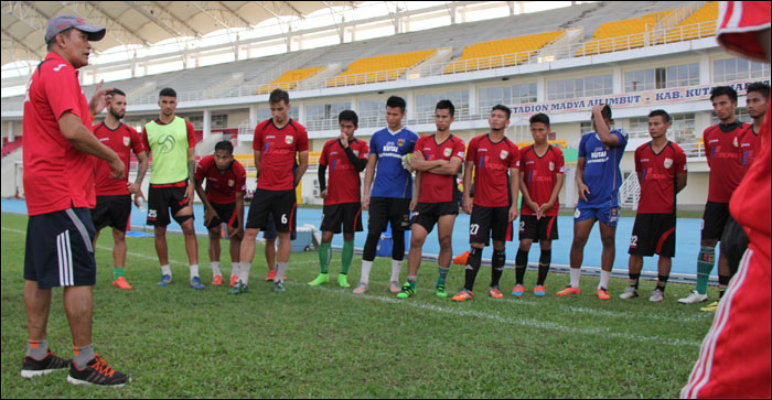 Pelatih Subangkit saat memberikan arahan kepada para pemain usai latihan terakhir di Stadion Aji Imbut, Senin (14/03) kemarin