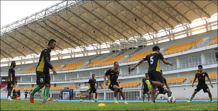 Para pemain Mitra Kukar saat melakukan latihan perdana di Stadion Aji Imbut, Rabu (10/02) kemarin, sebagai persiapan menghadapi turnamen Piala Gubernur Kaltim 2016