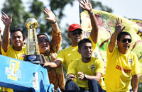 CEO Mitra Kukar Endri Erawan didampingi para pemain dan ofisial Mitra Kukar dengan bangga membawa pulang trofi PJS ke Tenggarong