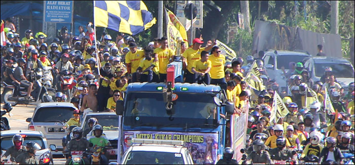Suasana konvoi arak-arakan trofi Piala Jenderal Sudirman yang berhasil disabet Mitra Kukar