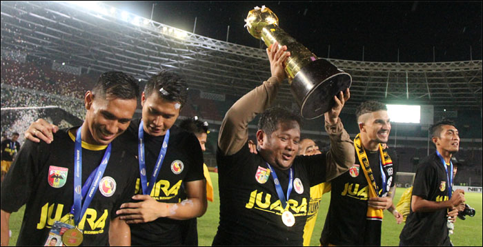 Didampingi para punggawa Naga Mekes, Manajer Tim Mitra Kukar Roni Fauzan dengan bangga mengangkat trofi Piala Jenderal Sudirman