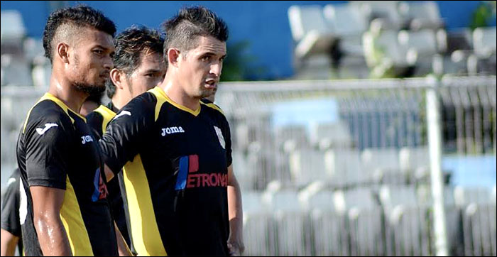 Silvio Escobar (kanan) dan Syahrizal saat menjalani latihan di Stadion Rondong Demang, Tenggarong, Senin (17/08) kemarin