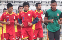 Pemain Mitra Kukar saat menjalani latihan fisik di Stadion Rondong Demang