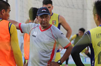 Pelatih Mitra Kukar Rahmad Darmawan saat memimpin latihan sebagai persiapan akhir hadapi Persipura