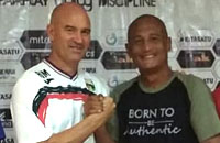 Pelatih Mitra Kukar Rafael Berges bersama pelatih kiper PSBS Budi Pranoto
