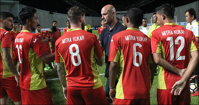 Rafael Berges Marin berpamitan dengan para pemain Mitra Kukar pada sesi latihan Minggu (15/07) malam