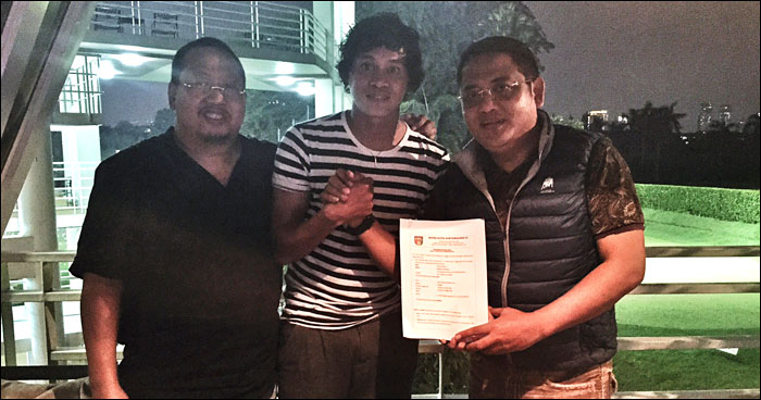 Rizky Pellu berjabat tangan erat dengan CEO Mitra Kukar Endri Erawan usai penandatanganan kontrak disaksikan Muly Munial selaku agen pemain