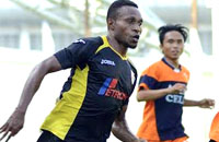 Mantan striker Persiram dan Persipura, Ronald Setmot, kini memperkuat Mitra Kukar di ajang Piala Gubernur Kaltim 