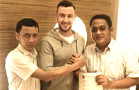 Roy O'Donovan diapit Ketua Umum Mitra Kukar Endri Erawan (kanan) dan Sekretaris Tim Trias Slamet usai penandatanganan kontrak
