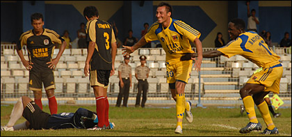 Franco Hita dan Bationo Germain merayakan gol bagi kemenangan Mitra Kukar. Sementara kiper Dedi Sutanto berbaring di lapangan menyesali kesalahan fatal yang dibuatnya