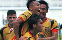 Septian David Maulana menyumbang satu gol bagi Mitra Kukar di menit akhir pertandingan