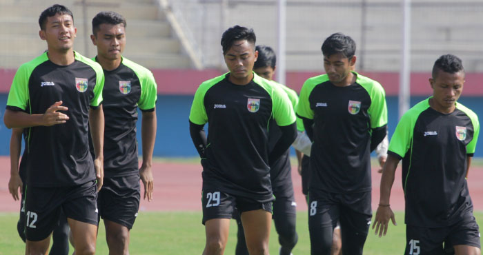 Para pemain Mitra Kukar saat menjajal lapangan Stadion Gelora Delta, Sidoarjo, yang menjadi venue Grup A Babak 8 Besar Liga 2 2019