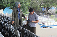 Dua petugas verifikator LIB Husnah Hanafie dan Zumi Zovtan mengisi checklist kelengkapan infrastruktur Stadion Rondong Demang