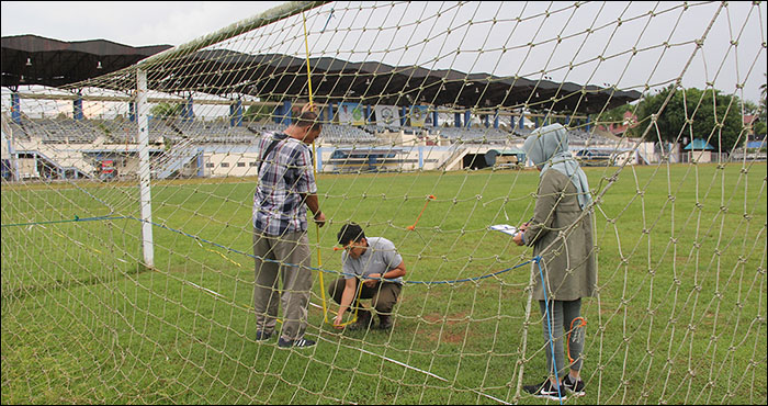 Petugas PT LIB didampingi General Coordinator Mitra Kukar Abdi Riduansyah melakukan pengukuran tinggi gawang di Stadion Rondong Demang