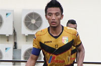 Kapten tim Mitra Kukar Bayu Pradana mencetak gol spektakuler dari luar kotak penalti yang tak dapat diantisipasi kiper Bali United