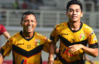 Selebrasi Septian David Maulana (kanan) dan Hendra Adi Bayauw usai membobol gawang PBFC pada putaran pertama lalu di Tenggarong