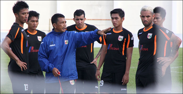 Para pemain Mitra Kukar mendengarkan arahan pelatih Jafri Sastra dalam latihan terakhir jelang laga kandang melawan Perseru Serui