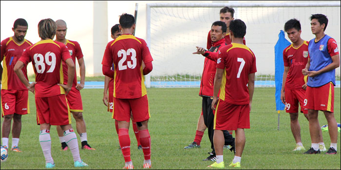 Para pemain Mitra Kukar mendengarkan arahan pelatih Jafri Sastra pada sesi latihan di Stadion Aji Imbut, Tenggarong Seberang, Kamis (11/08) sore  