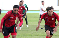Saepuloh Maulana dan Asri Akbar melakukan sprint dalam sesi latihan di Stadion Aji Imbut